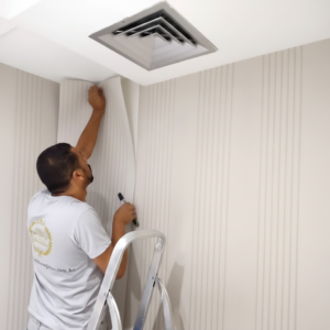 Profissional aplicando papel de parede